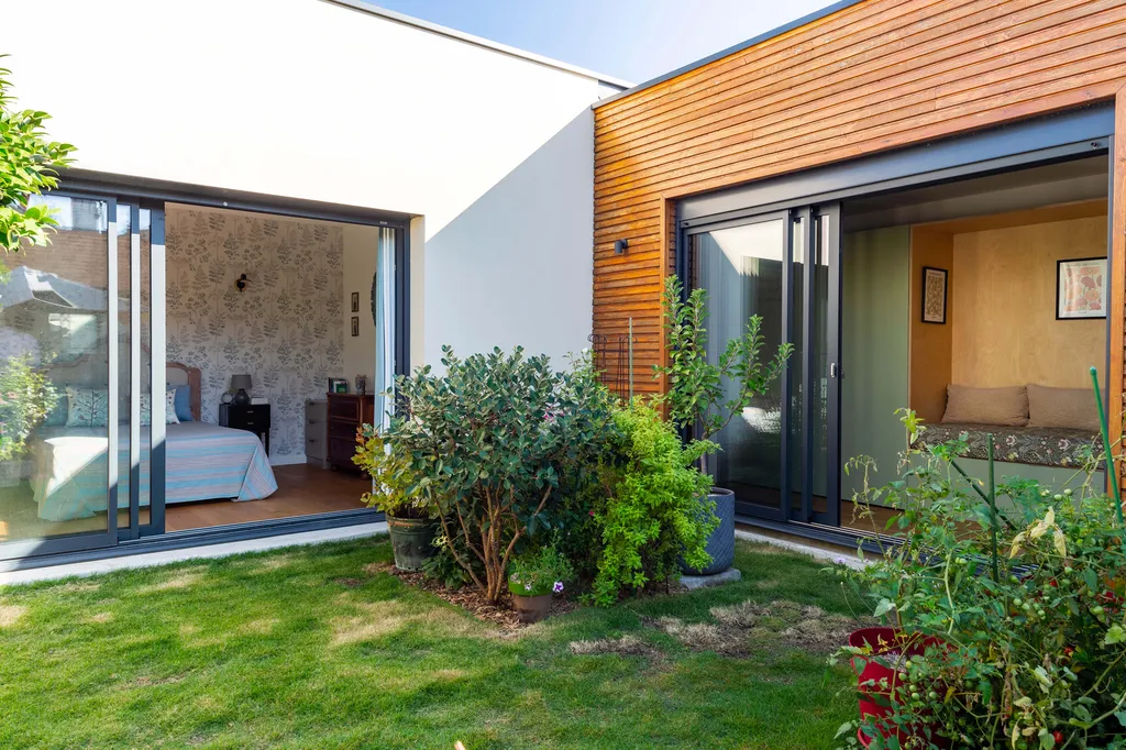 Extension en ossature bois avec bardage bois imaginée par AKIKO ARCHITECTURE à Bègles — ajout d’une chambre et d’une salle de bain dans une continuité fluide avec le jardin existant