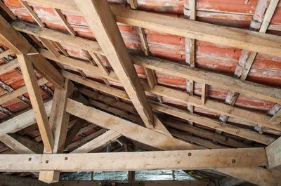 Réparation de charpente traditionnelle au Chesnay avec traitement par injection contre capricornes, remplacement de pièces abîmées et remise en conformité toiture