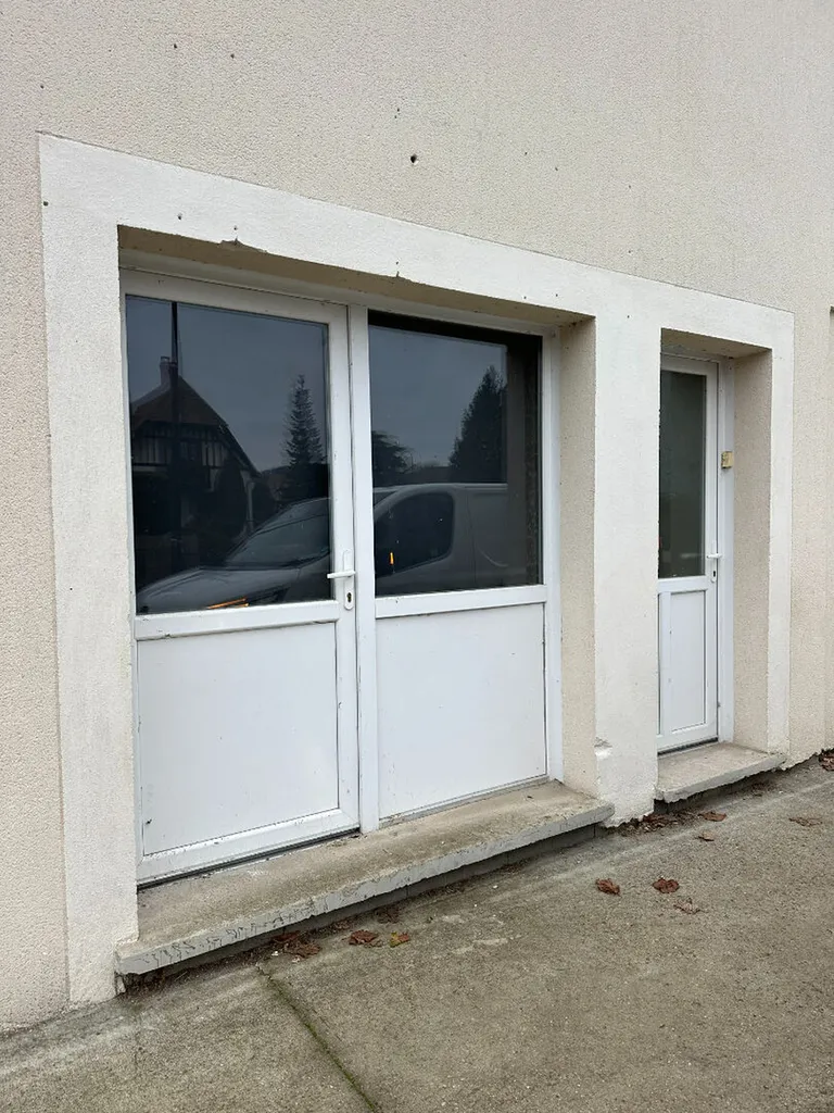 Local professionnel- Route de Lery à POSES -350€