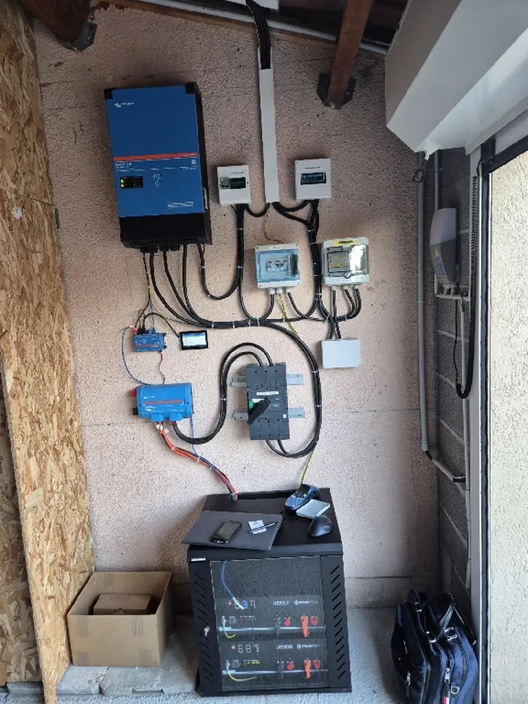 Installation d'une batterie de stockage lithium Pylontech de 5 kWh sur une installation photovoltaïque existante pour optimiser l'autoconsommation solaire en PACA
