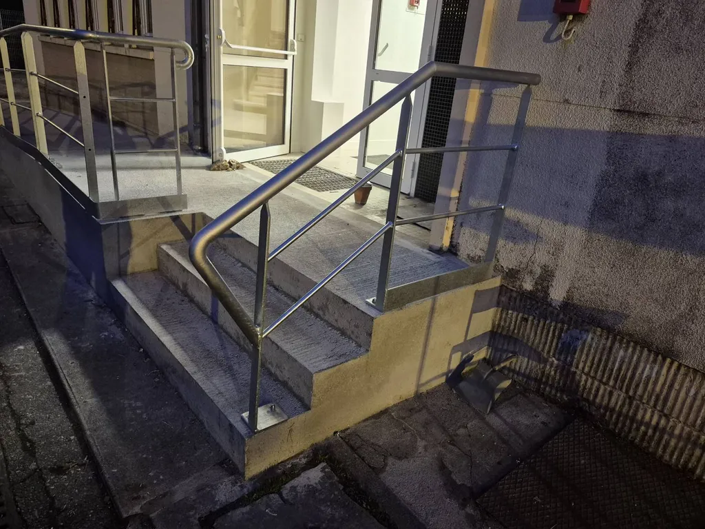 Adaptation sur mesure du garde-corps galvanisé au niveau des marches et des changements d’angle.
