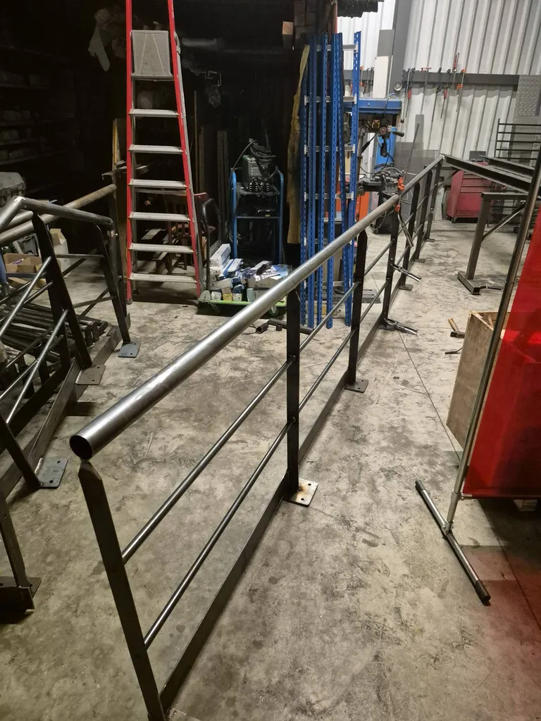 Assemblage et soudure des éléments du garde-corps sur mesure dans nos ateliers.