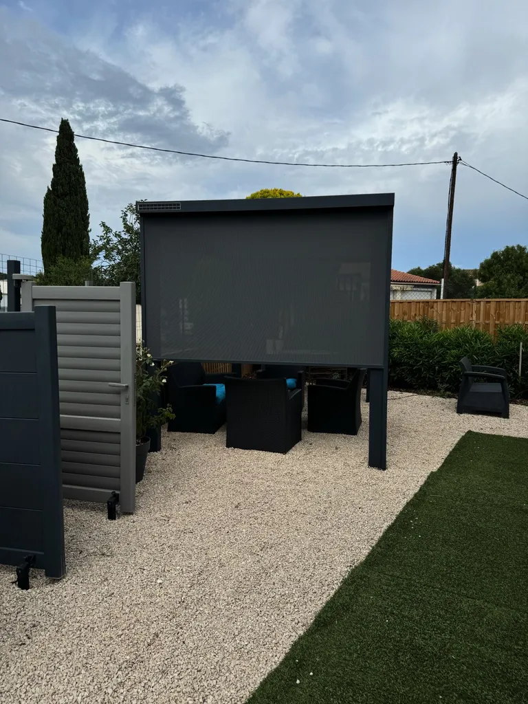 Installation d’une Pergola Marquises Modèle IZI avec Store Zip Solaire Bubendorff dans notre showroom sur Martigues