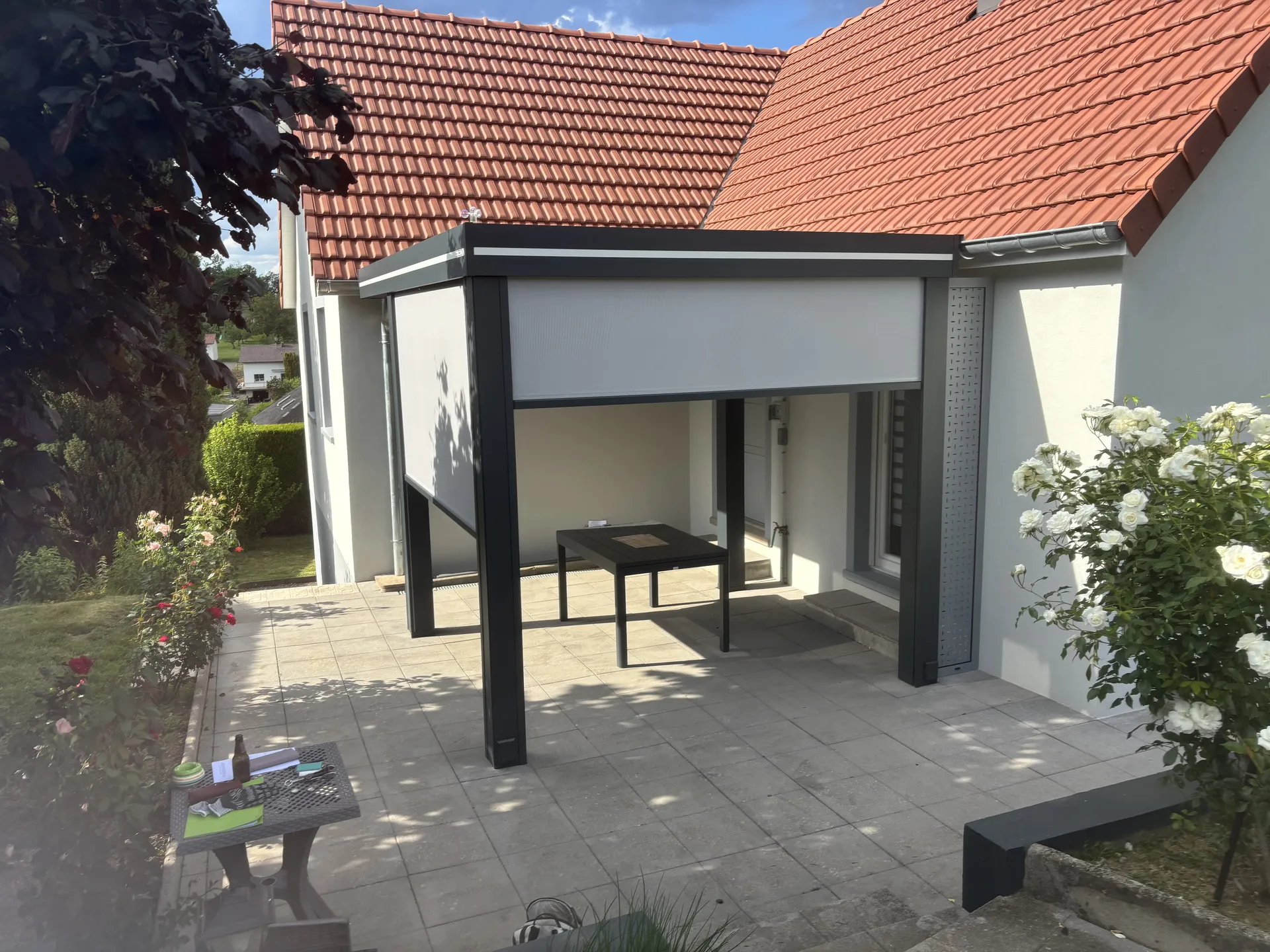 Installation d’une pergola bioclimatique aluminium sur mesure avec lames orientables, stores intégrés et éclairage LED dans le Territoire de Belfort 90000