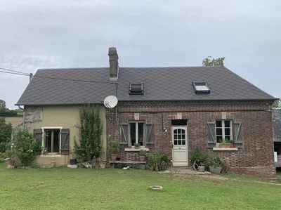 A acquérir Région VIMOUTIERS 61120, domaine de plus de 5 hectares avec demeures et dépendances agricoles.