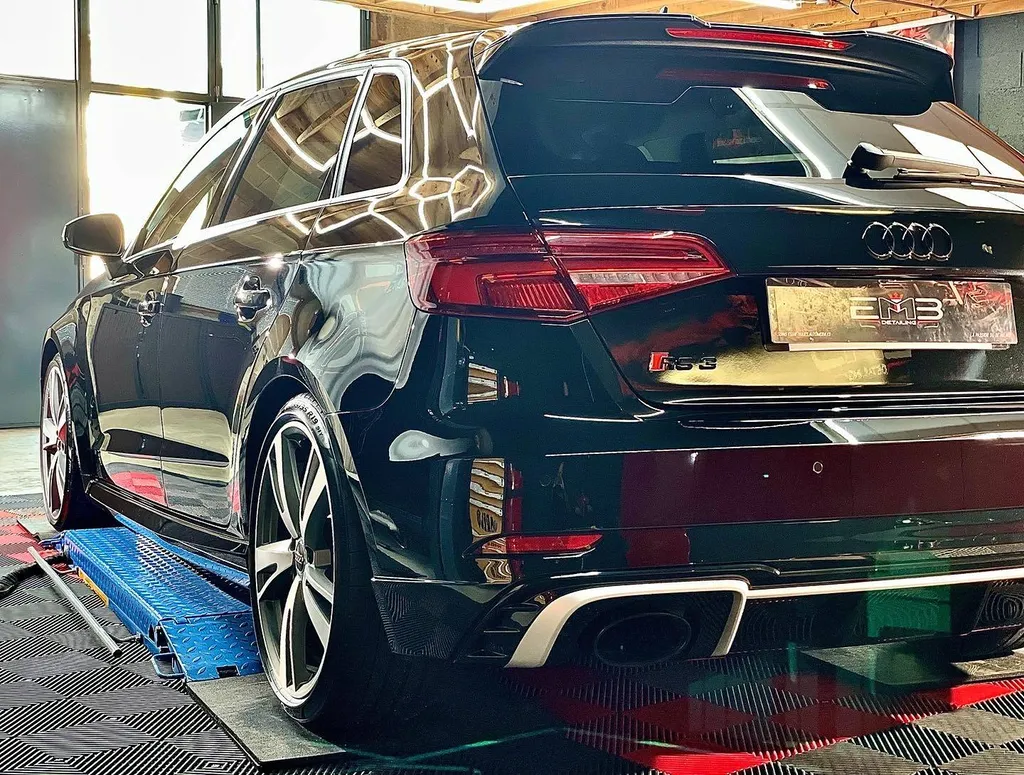 Rénovation de carrosserie abimée et rayée d'une Audi RS3 à La Tour de Salvagny