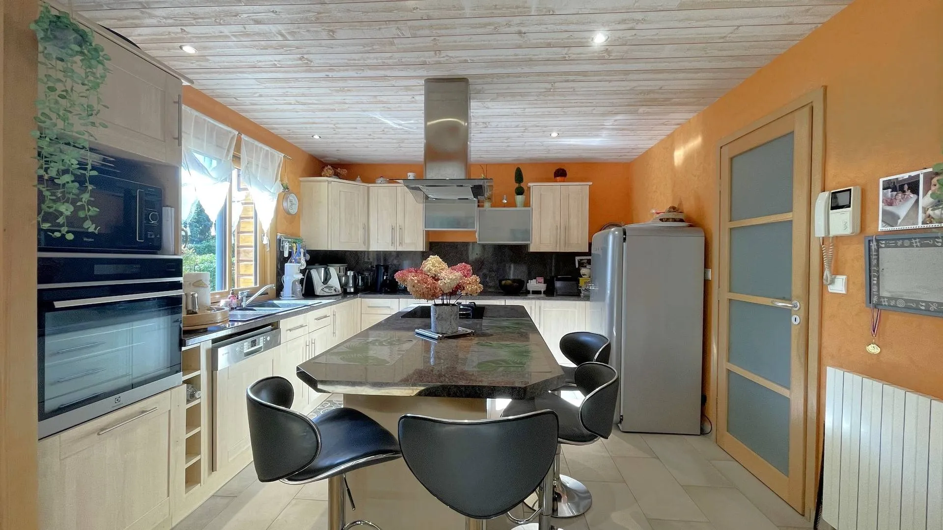 Propriété normande avec bâtiment isolé de 300 m² et jardin clos : Idéalement située en Seine-Maritime, cette maison dispose d’un grand bâtiment indépendant, parfait pour une activité professionnelle, du stockage ou un atelier.