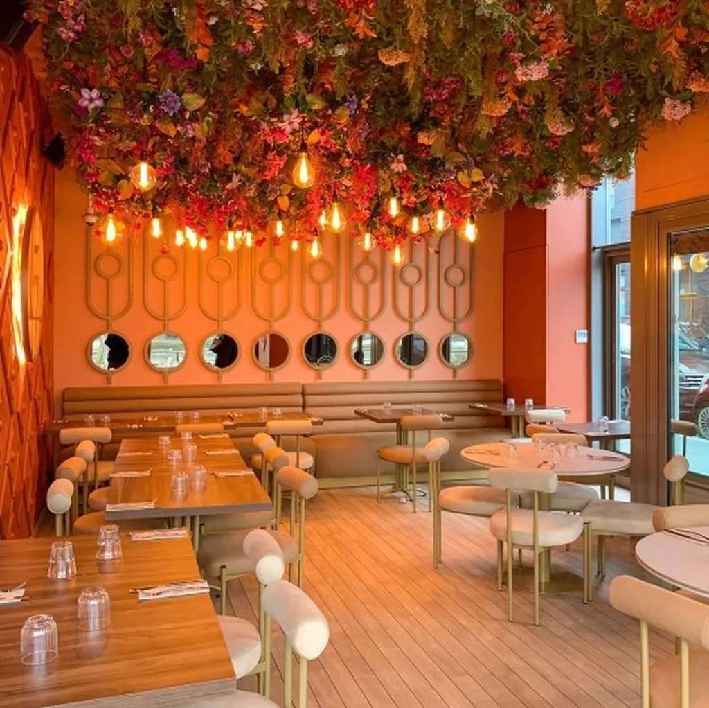 Plafond fleuri de la salle annexe droite du LITANI MEZZA BAR à LYON 2