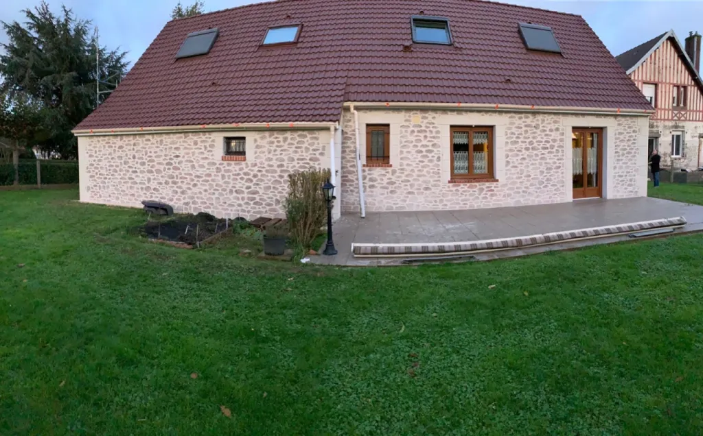 Ravalement de façade enduit projeté crépi par entreprise RGE sur maison individuelle secteur Breauté proche Fécamp 76 
