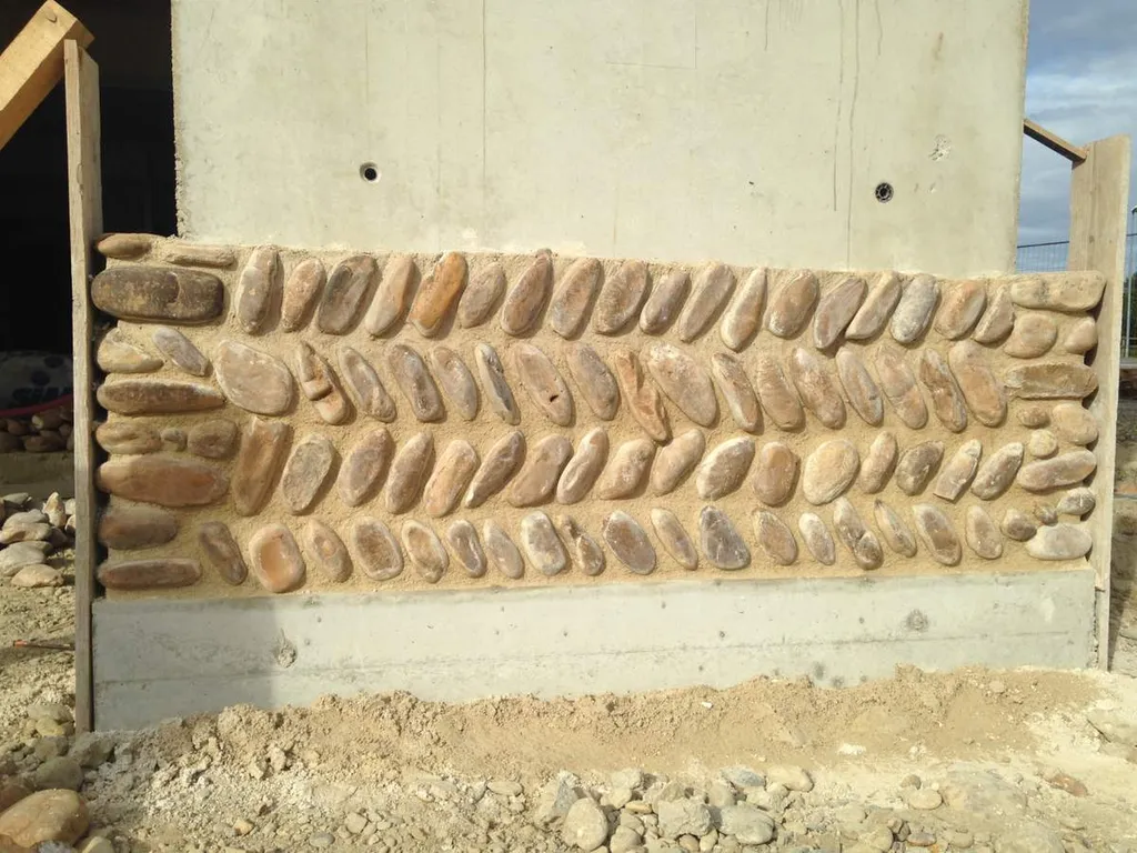 Habillage façade en galets de Crau à Saint-Martin-de-Crau