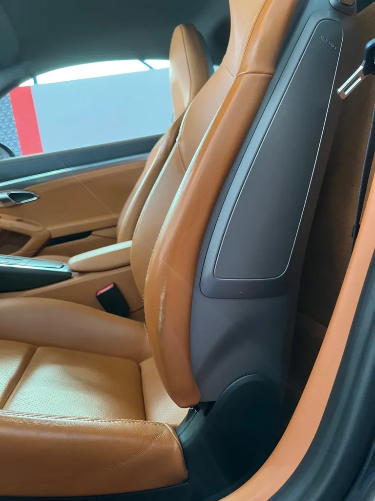 Repigmentation d’un siège de Porsche abîmé, près du Mans en Sarthe.