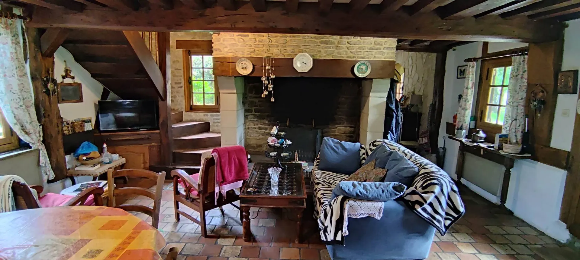 A vendre, à 10 min de CAMBREMER 14340 et MEZIDON-CANON 14270, au cœur de la campagne augeronne : deux maisons normandes sur un parc arboré avec chalet, bassin et voie verte à proximité.