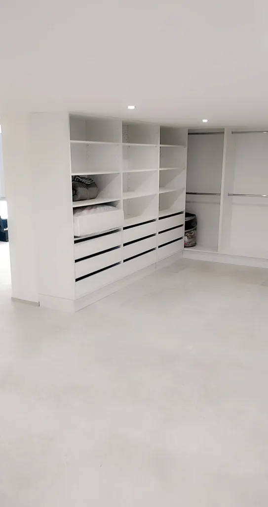 Création d’une buanderie sur mesure blanche avec rangements optimisés et modules équipés à Fuveau