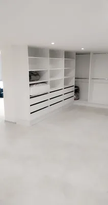 Création d’une buanderie sur mesure blanche avec rangements optimisés et modules équipés à Fuveau