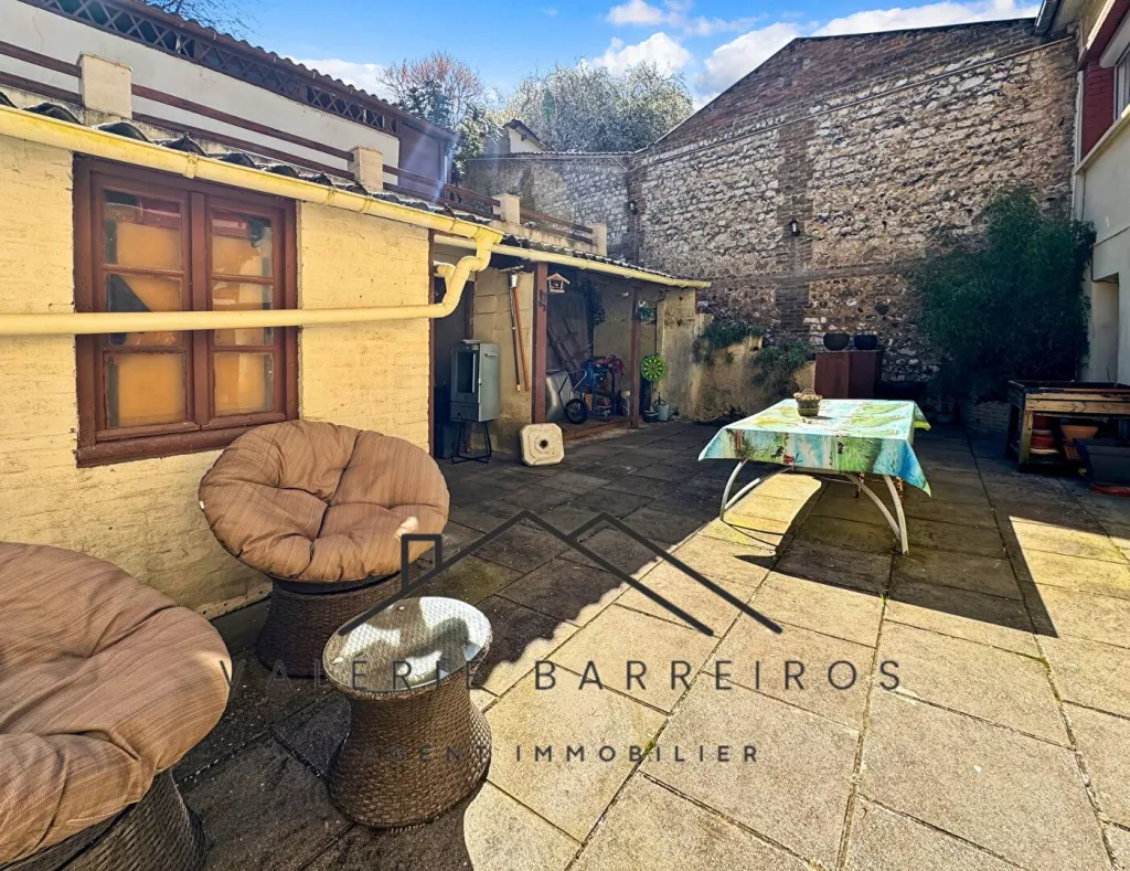 A saisir maison ancienne de 140 m² édifiée sur 964 m² de terrain sur la commune de ELBEUF