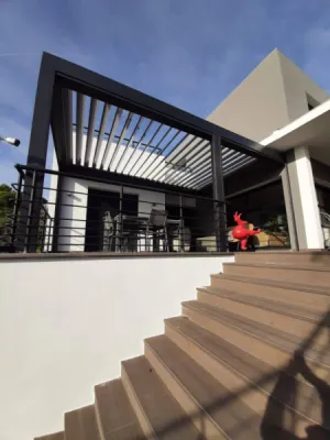 Pergola bioclimatique avec lames orientables à Mandelieu