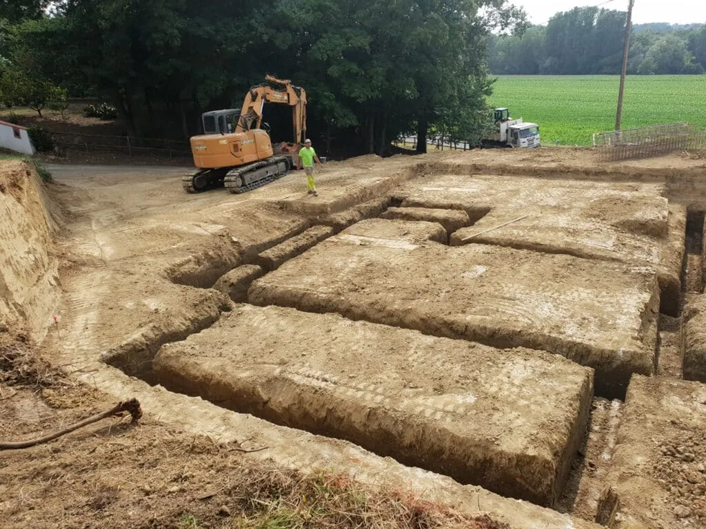 Réaliser un terrassement de fouille en rigole pour fondations de maison individuelle avec traçage précis et excavation mécanique à Muret et Auterive