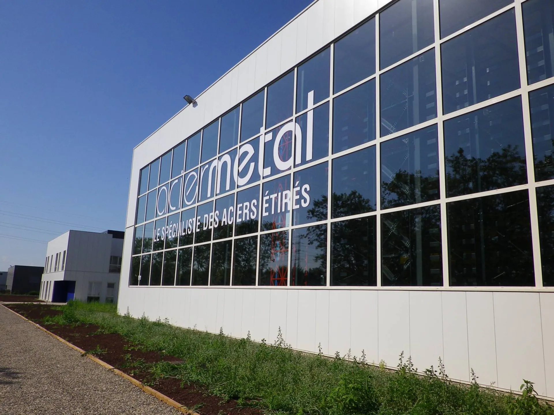 Pose d'une enseigne adhésive sur vitre à Lyon et partout en France