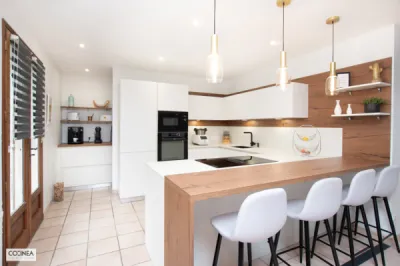 Cuisine ARMONY sans poignée signée COCINEA – Façades Kappa-X White Matt et plan Dekton Zenith