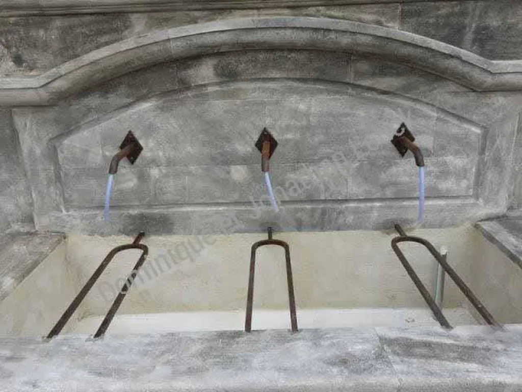 Fontaine murale sur-mesure en pierre d'Estaillades