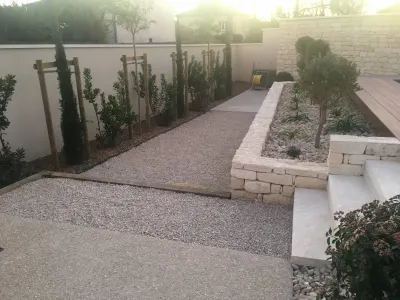 Création d'un joli jardin en gazon synthétique sur les Angles (Gard)