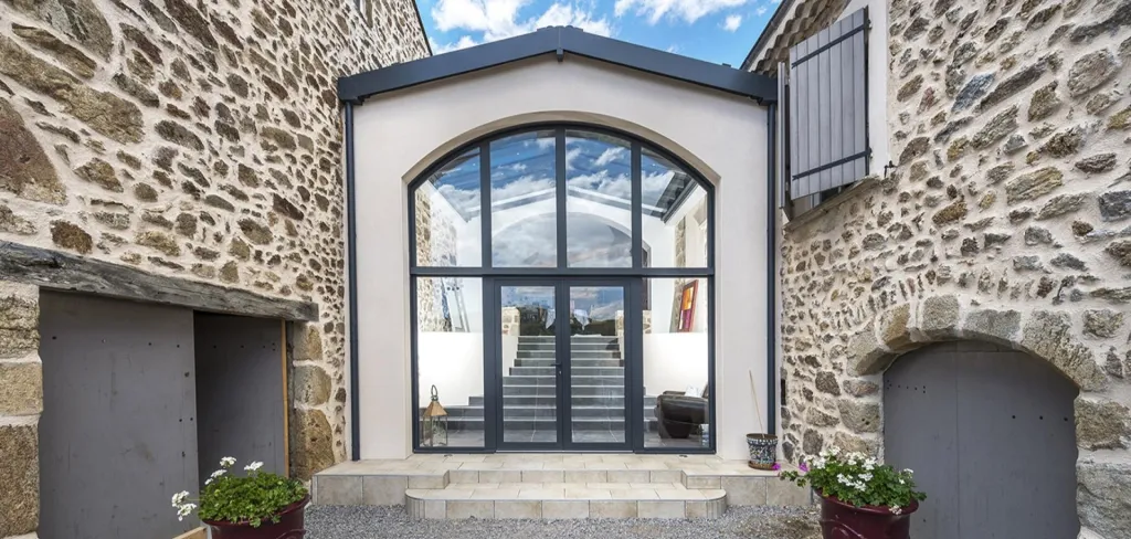 Installation fenêtres PVC à haute isolation thermique sur mesure avec volets roulants intégrés à Ecully dans l'Ouest lyonnais