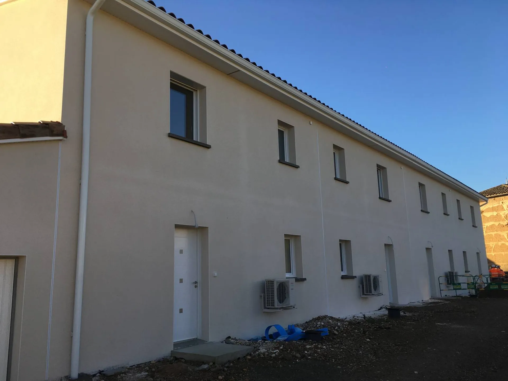 Transformation d'un ancien entrepôt en 3 logements modernes dans le Beaujolais