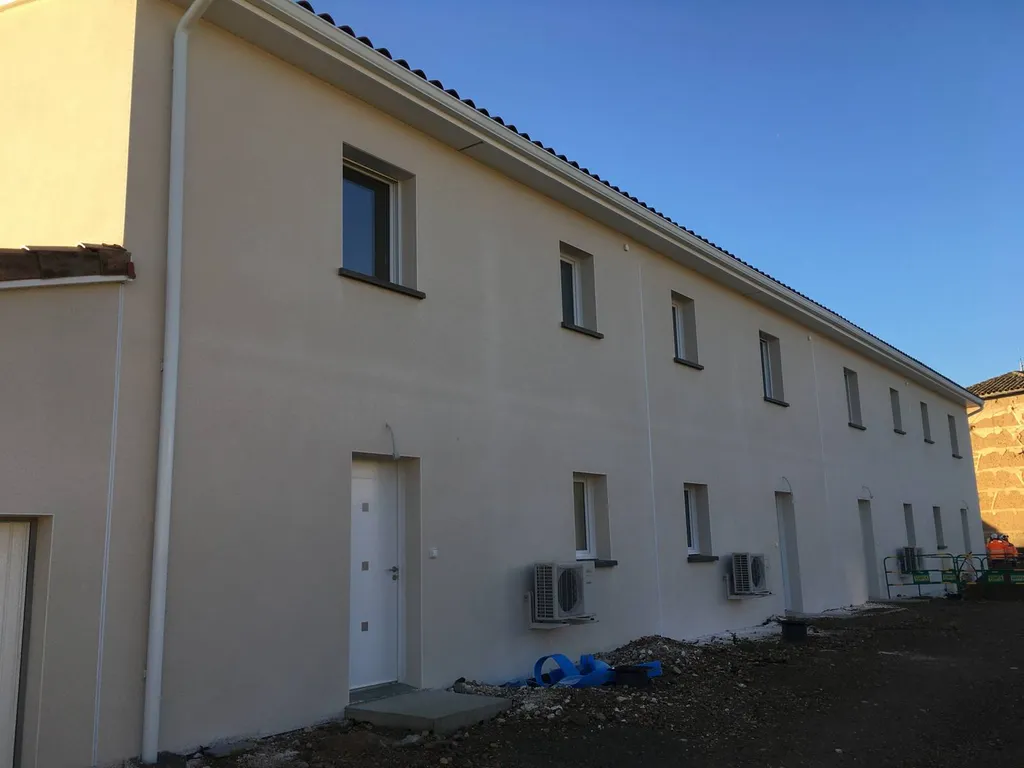 Transformation d'un ancien entrepôt en 3 logements modernes dans le Beaujolais