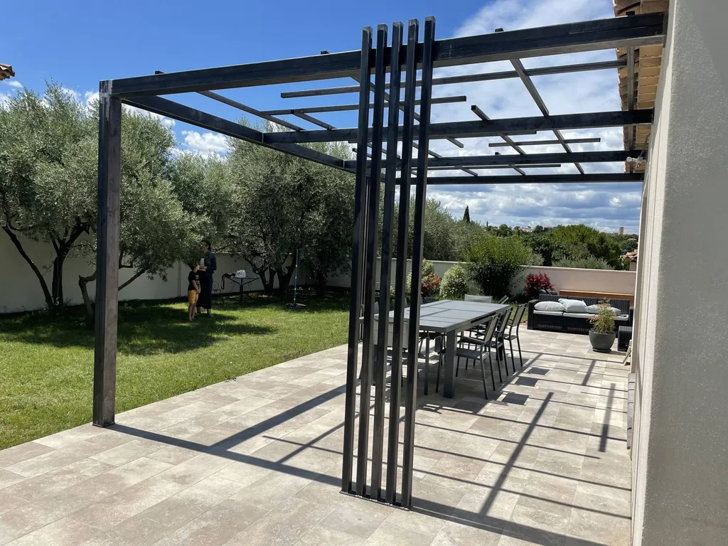 Création et installation d'une pergola en fer forgé sur mesure à Velaux dans les Bouches du Rhône