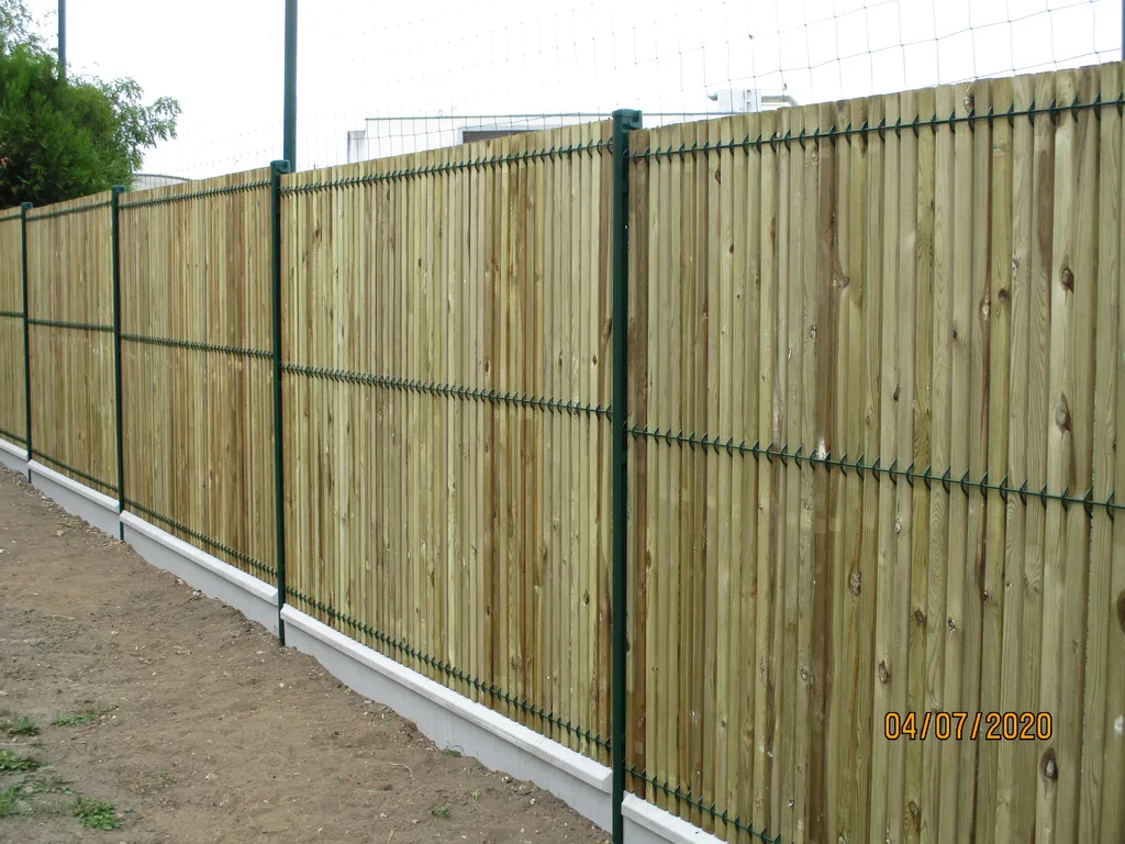 Installation de Clôture occultante mixte acier et bois, lames en bois et Poteaux métalliques à Lieurey dans l'Eure 27 et ses Alentours