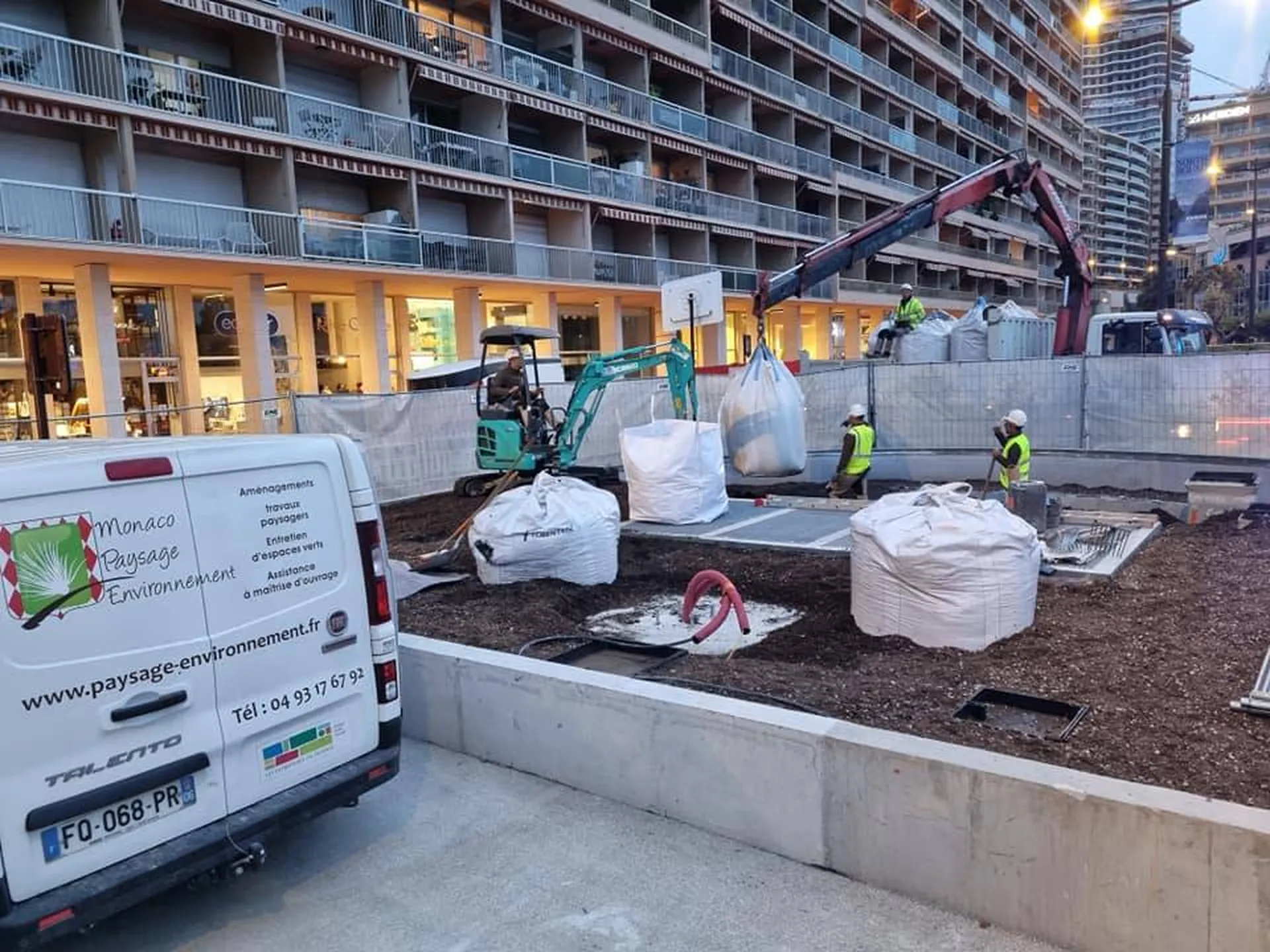 Approvisionnement de substrat allégé à la grue à Monaco
