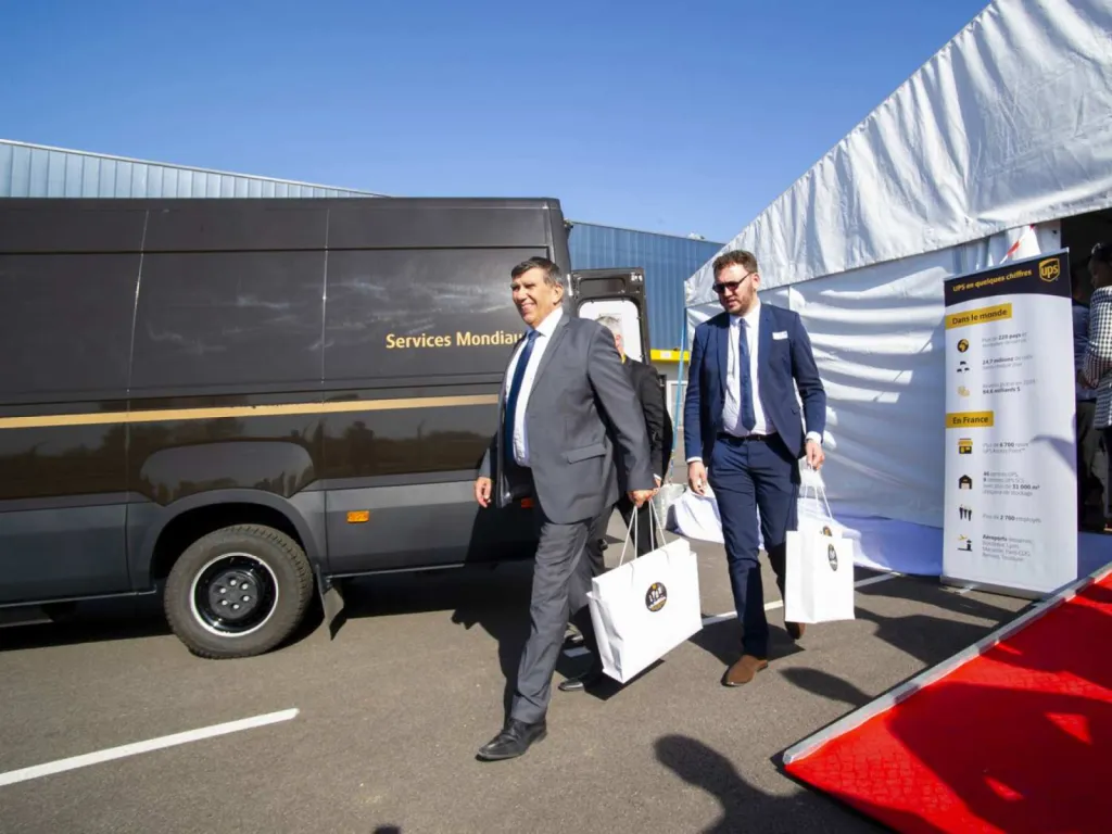 reportage événementiel inauguration du nouveau Hub UPS Lyon Saint Exupéry distribution de cadeaux à Monsieur le Maire de Colombier Saugnieu