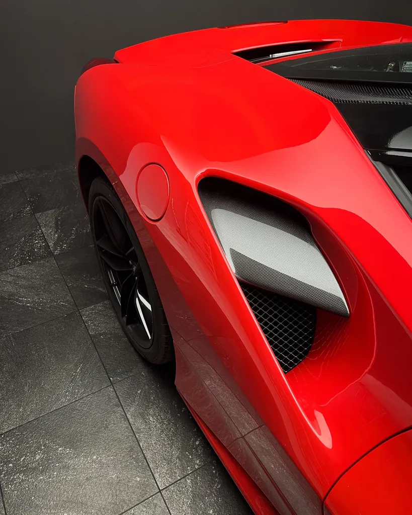 Rénovation complète du ciel de toit d’une Ferrari 488 GTB chez DSP Service