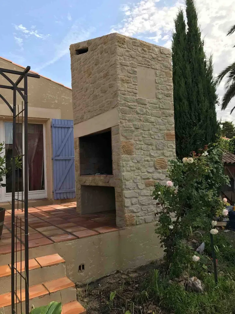 Rénovation d’une façade en pierre à Ouveillan dans l’Aude près de Narbonne