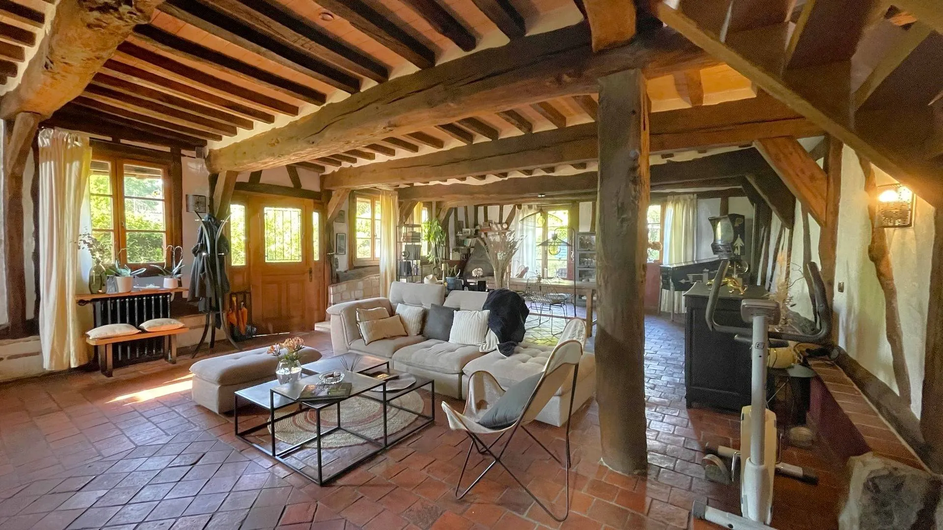 Maison de caractère à vendre en Seine-Maritime : Une bâtisse historique de 170 m² avec un vaste séjour et salle à manger de 75 m².