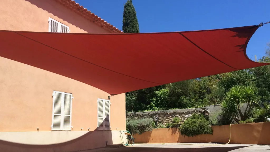 Voile d'ombrage pour parking à Bandol 
