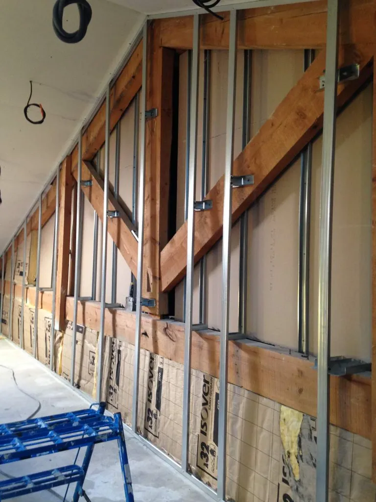 Aménagement des combles d'une maison individuelle à Eyguières - ossature métallique sur ferme traditionnelle pour doublages