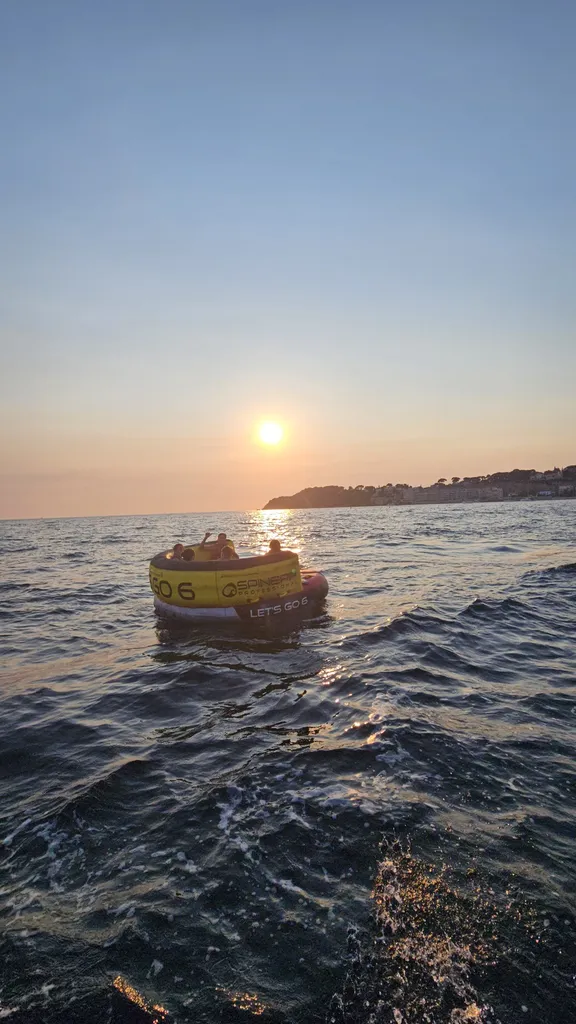Activité bouée tractée pour évènement nautique à six fours les plages proche de Toulon au coucher de soleil