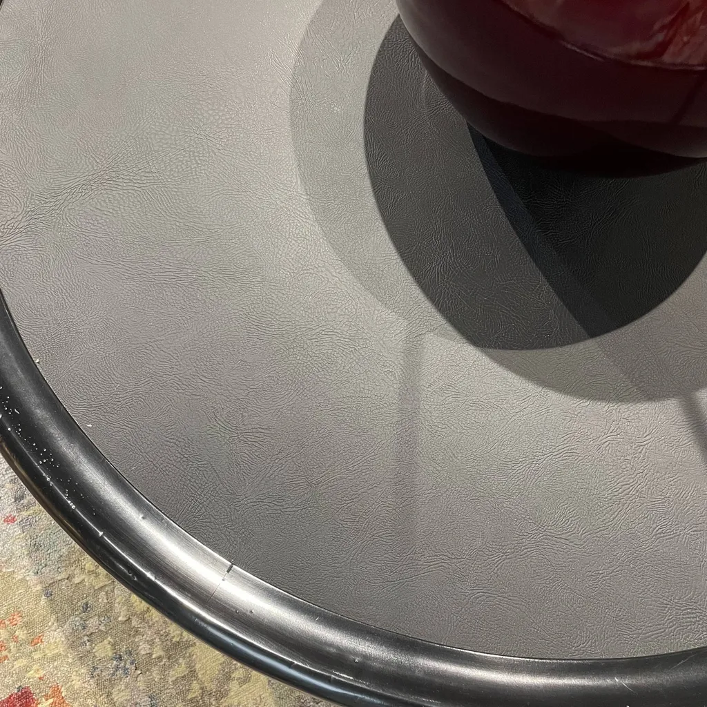 Table basse ronde en destockage à Hyères