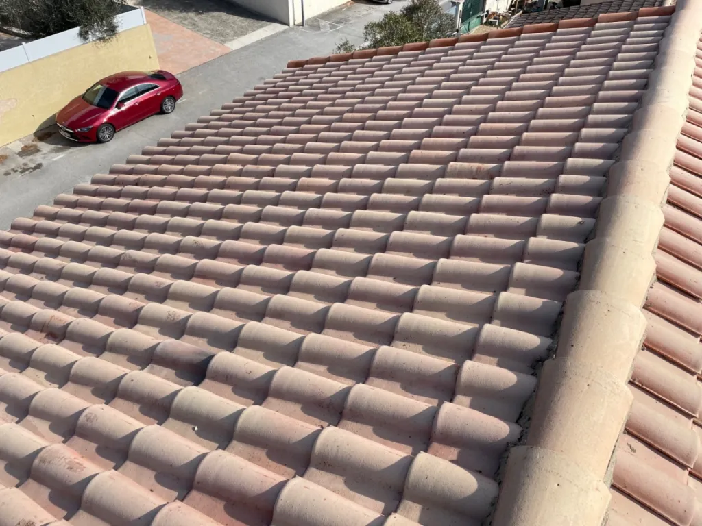 Nettoyage et traitement des tuiles mécaniques d’une toiture de maison sur Martigues