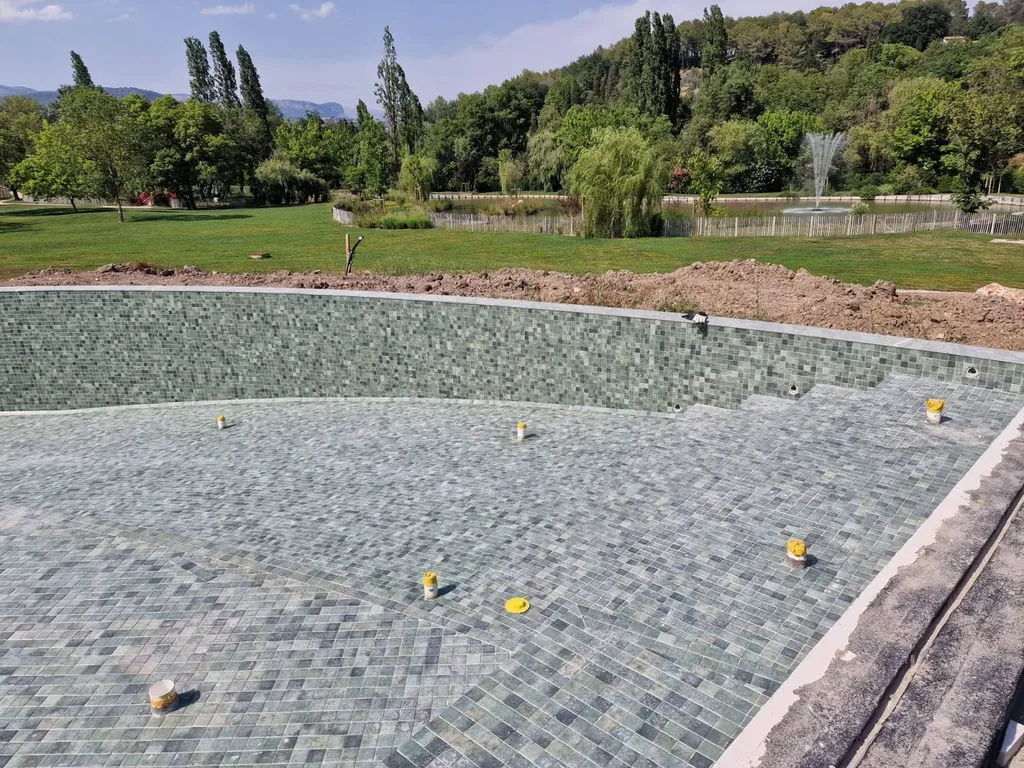 PISCINE EN PIERRE DE BALI - MOSAÏQUE BALI STONE