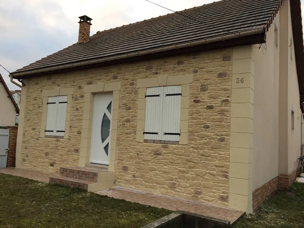 Façade sculptée à la chaux proche de Grand-couronne 76