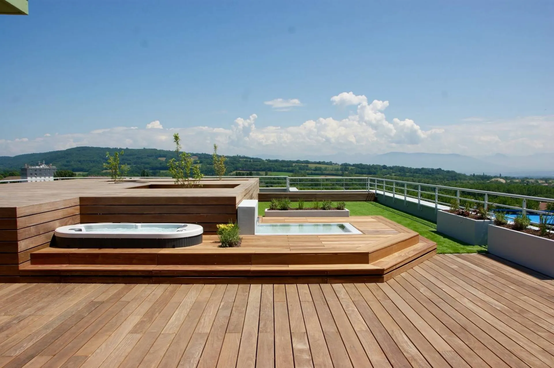 Tour de piscine en hauteur 