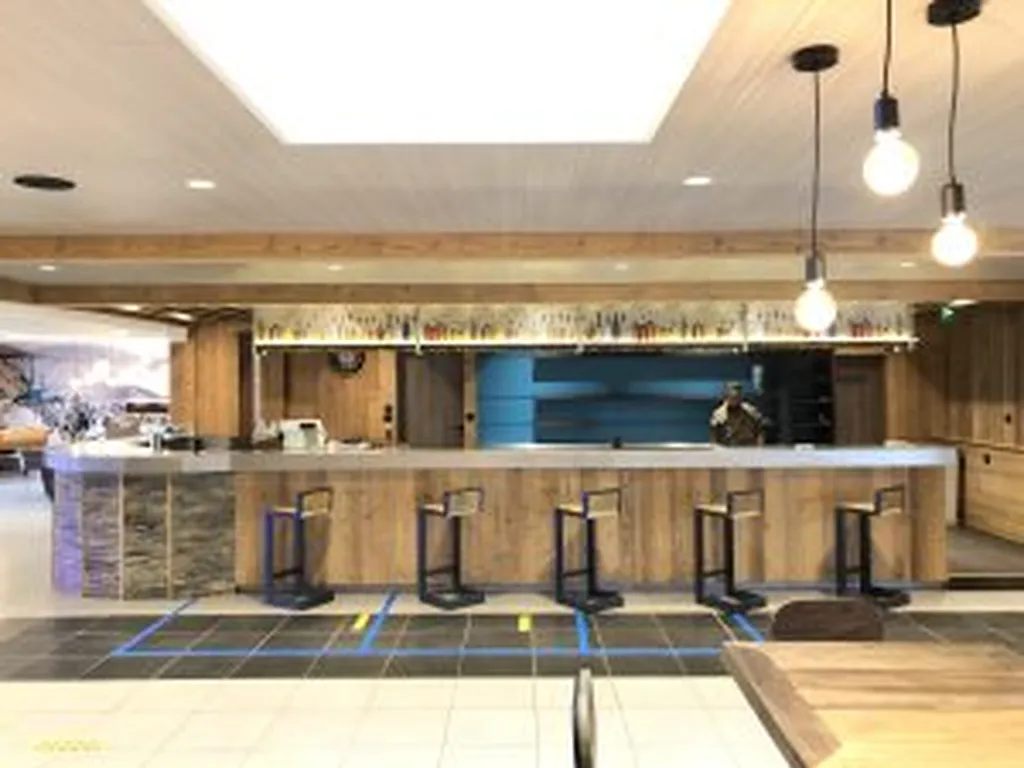 Création et installation de la casquette décorative et signalétique du bar de la caserne de Varces près de Grenoble pour valoriser l’espace d’accueil