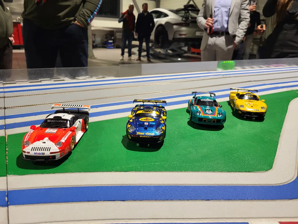  Les Porsche attendent leur pilote.