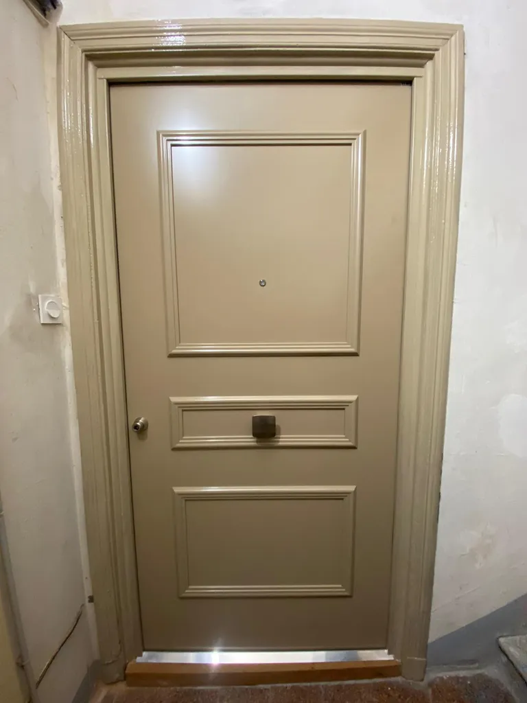 Sécurité renforcée à Ajaccio : installation d'une porte blindée Fichet Foxeo HiS moulurée beige RAL 1019, cône et pommeau laiton poli