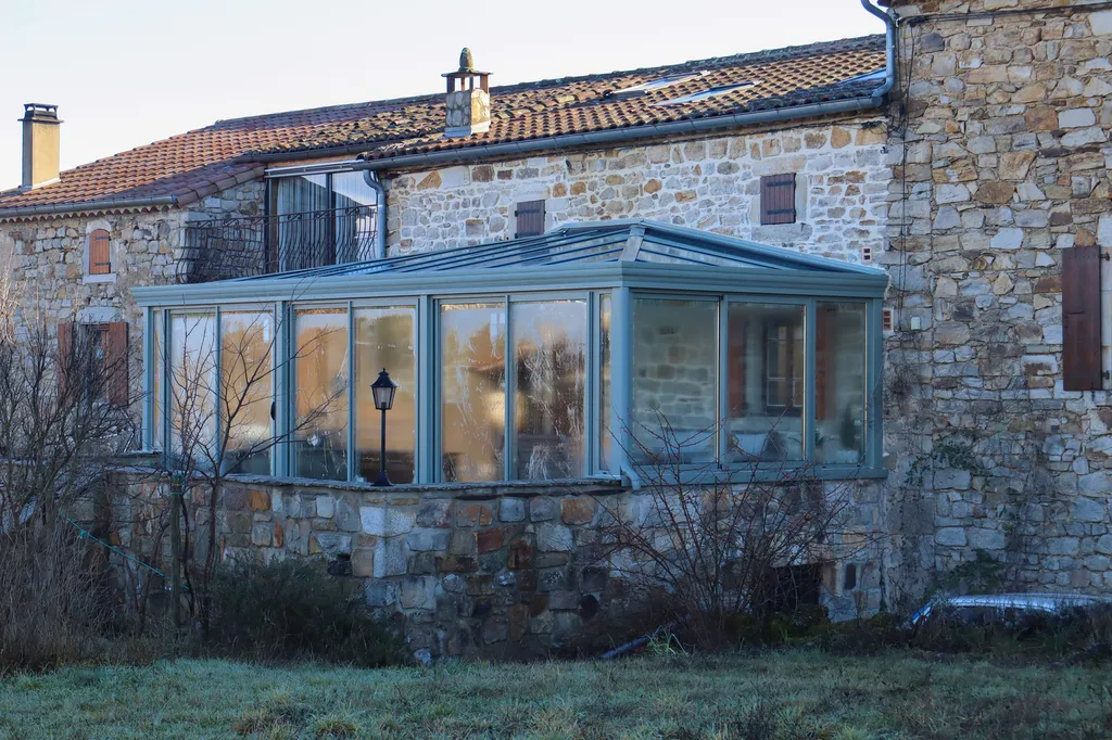 Véranda aluminium sur mesure à Lablachère en Ardèche avec toiture vitrée performante parfaitement intégrée à l’existant