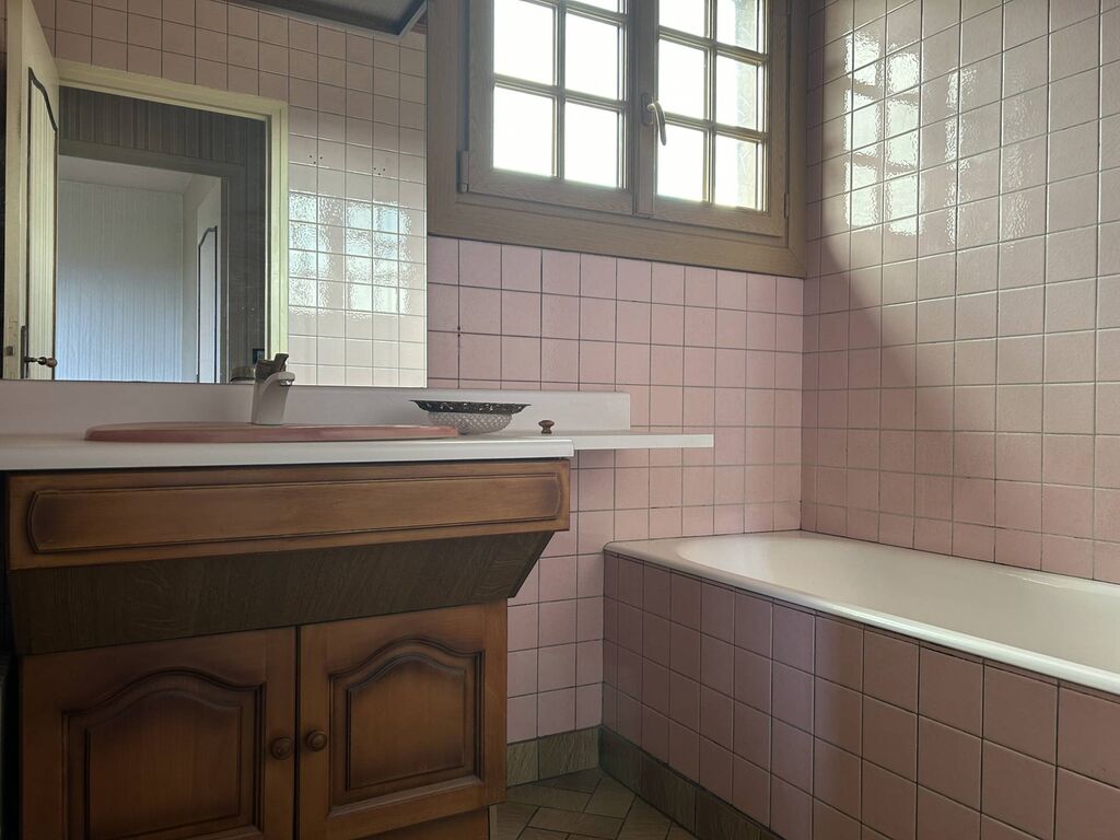 Charmante Maison à Colombages de 130m² avec Terrain Plat de 1921m², en Normandie.