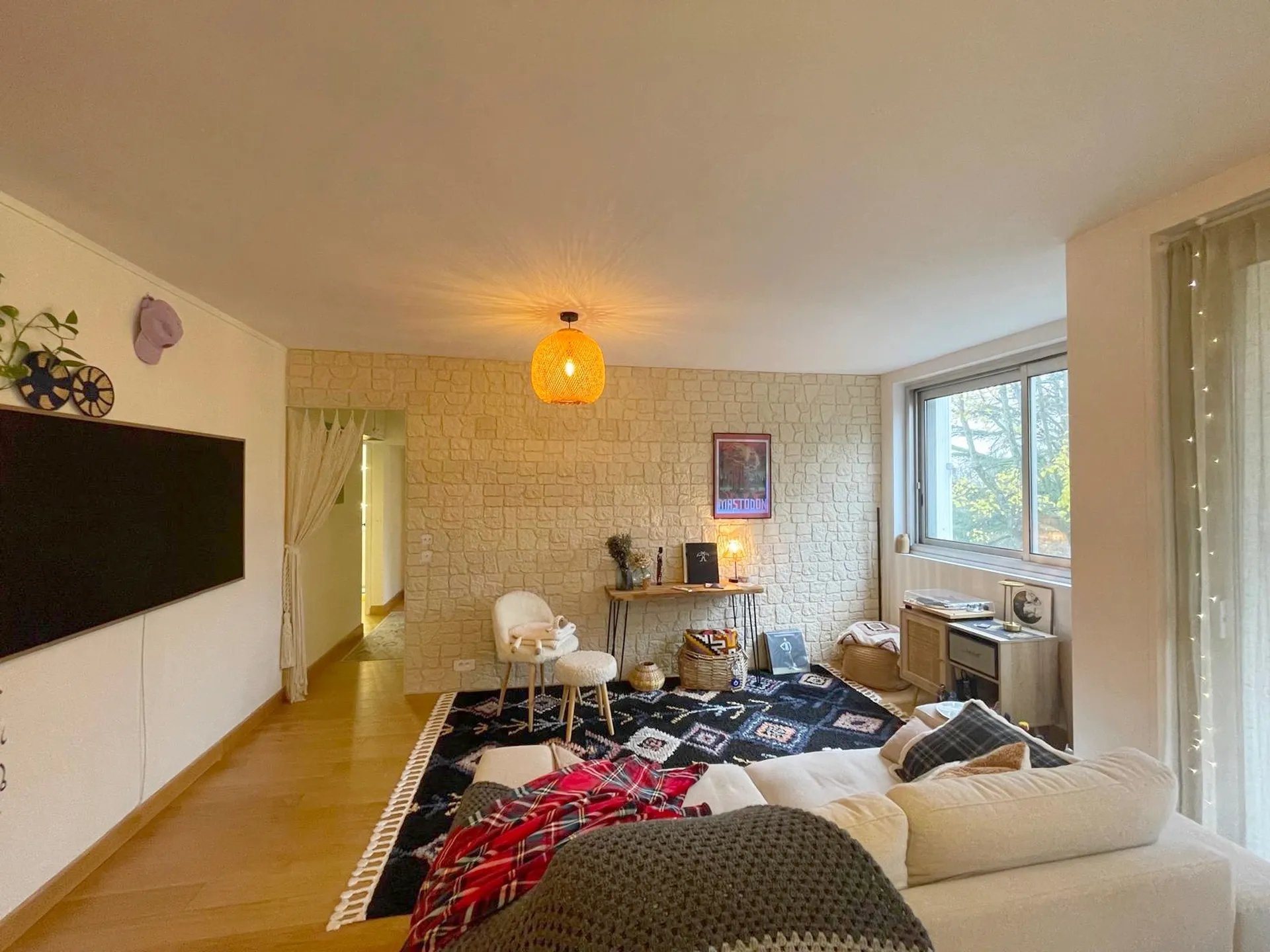 Marly le Roi - Appartement meublé en excellent état général avec 2 chambres et grande pièce de vie au sein d'une résidence calme avec espaces verts