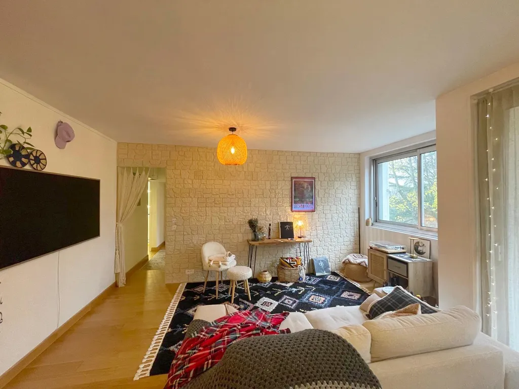 Marly le Roi - Appartement meublé en excellent état général avec 2 chambres et grande pièce de vie au sein d'une résidence calme avec espaces verts